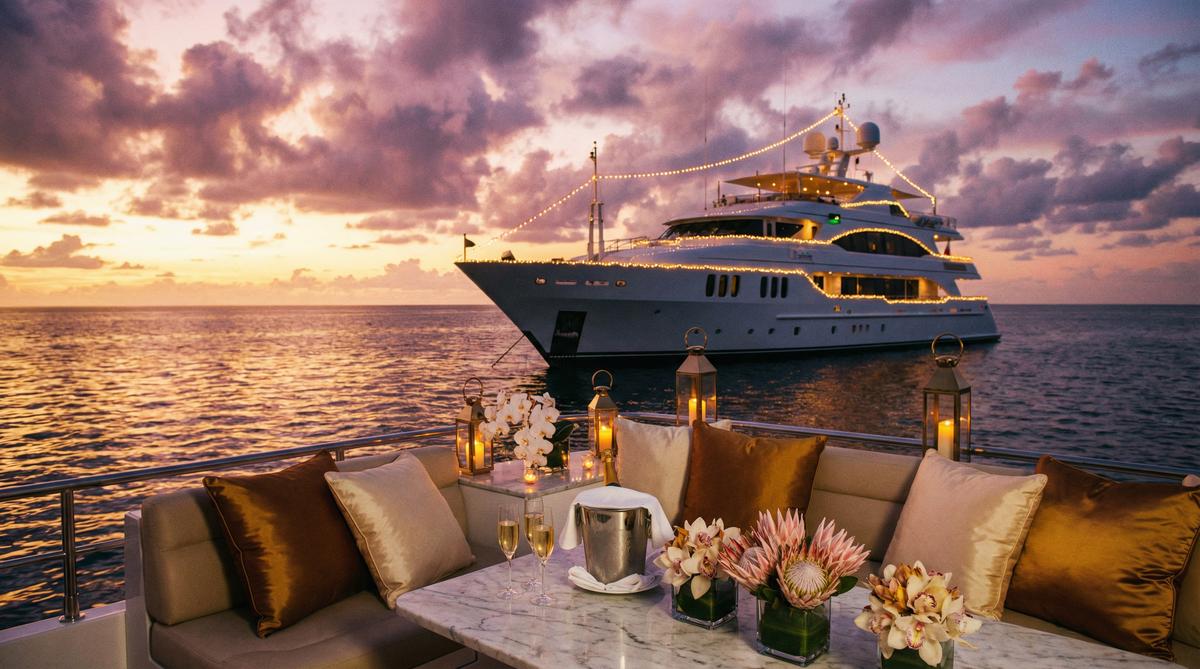 国产主播传媒游艇派对传媒演示奢华场景拍摄